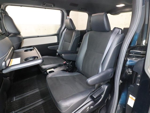 TOYOTA NOAH 2018 Image 31