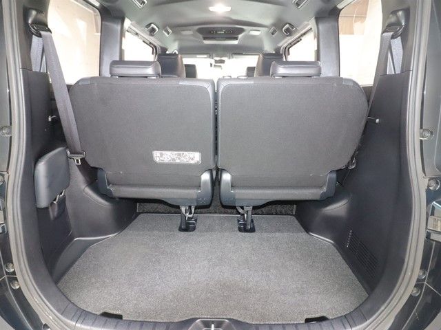 TOYOTA NOAH 2018 Image 31