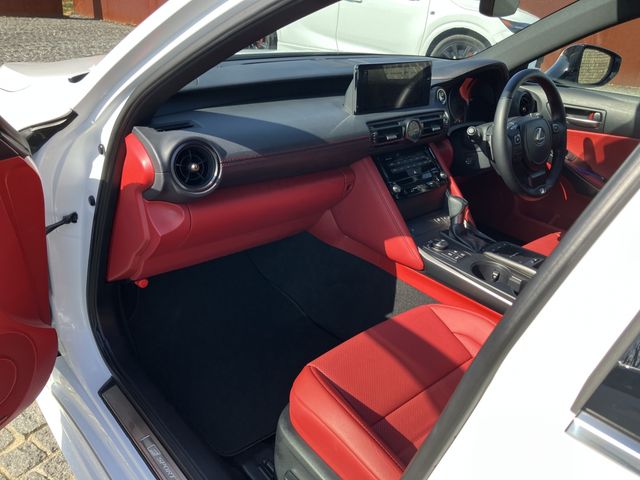 TOYOTA LEXUS IS300H 2024 Image 31