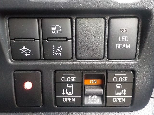 TOYOTA VOXY 2018 Image 31