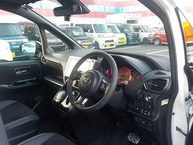 TOYOTA VOXY 2018 Image 31