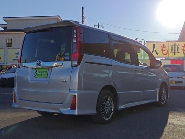 TOYOTA NOAH HYBRID 2017 Image 31