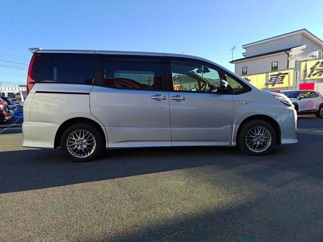 TOYOTA NOAH HYBRID 2017 Image 31