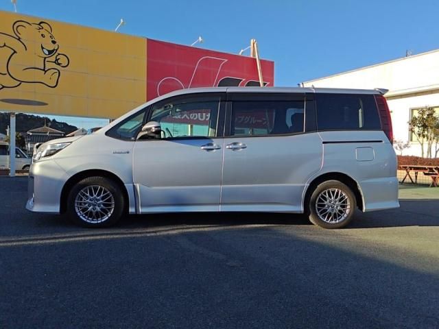 TOYOTA NOAH HYBRID 2017 Image 31