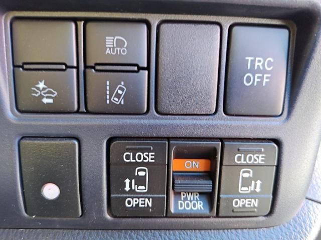 TOYOTA NOAH HYBRID 2017 Image 31