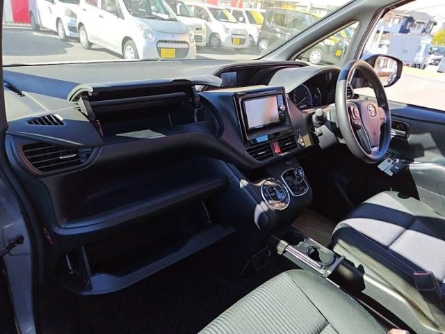 TOYOTA NOAH HYBRID 2017 Image 31