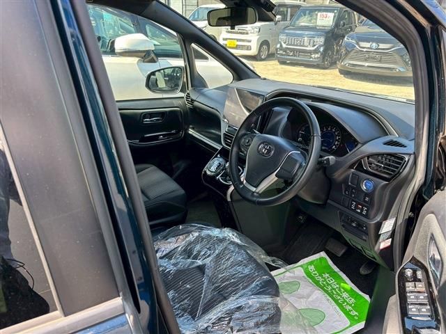 TOYOTA VOXY HYBRID 2019 Image 31