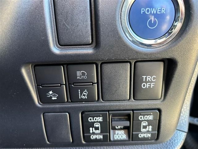 TOYOTA VOXY HYBRID 2019 Image 31