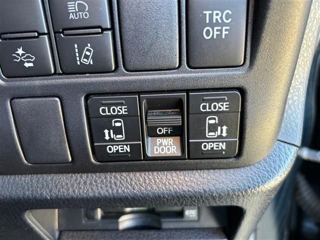 TOYOTA VOXY HYBRID 2019 Image 31