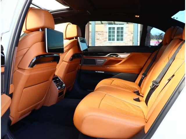 BMW 7SERIES 2016 Image 31