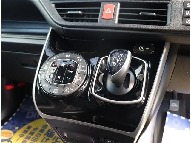 TOYOTA ESQUIRE HYBRID 2017 Image 31