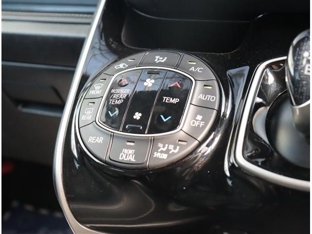 TOYOTA ESQUIRE HYBRID 2017 Image 31