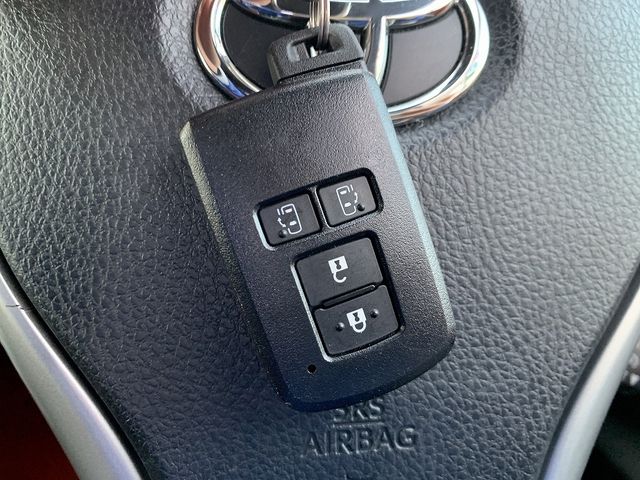 TOYOTA VOXY 2017 Image 31