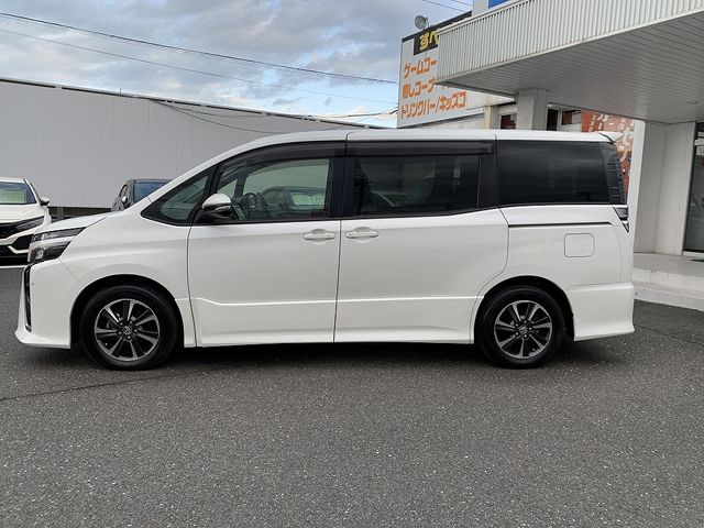 TOYOTA VOXY 2017 Image 31