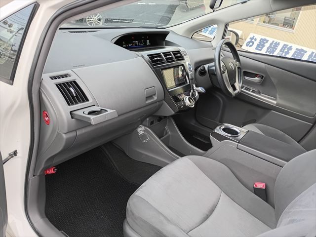 TOYOTA PRIUS ALPHA 2014 Image 31