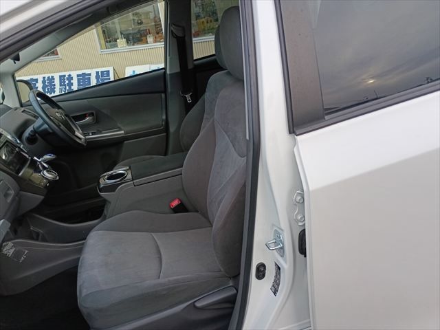 TOYOTA PRIUS ALPHA 2014 Image 31