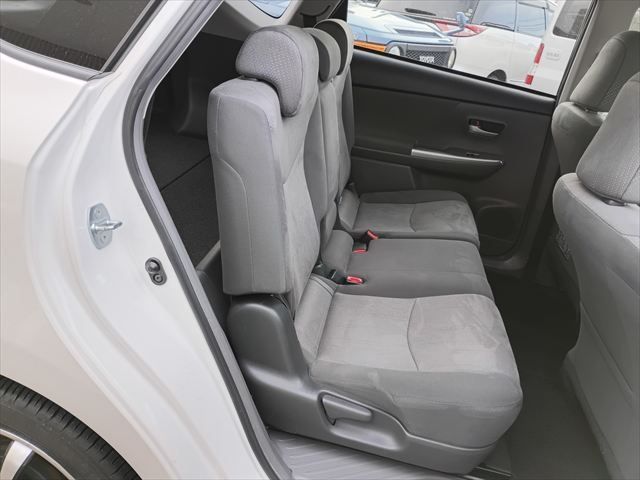 TOYOTA PRIUS ALPHA 2014 Image 31