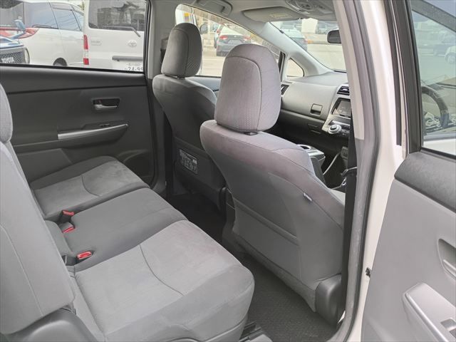 TOYOTA PRIUS ALPHA 2014 Image 31