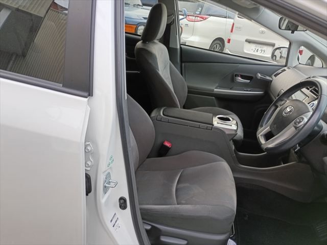 TOYOTA PRIUS ALPHA 2014 Image 31