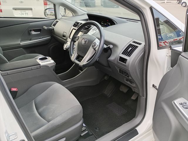 TOYOTA PRIUS ALPHA 2014 Image 31