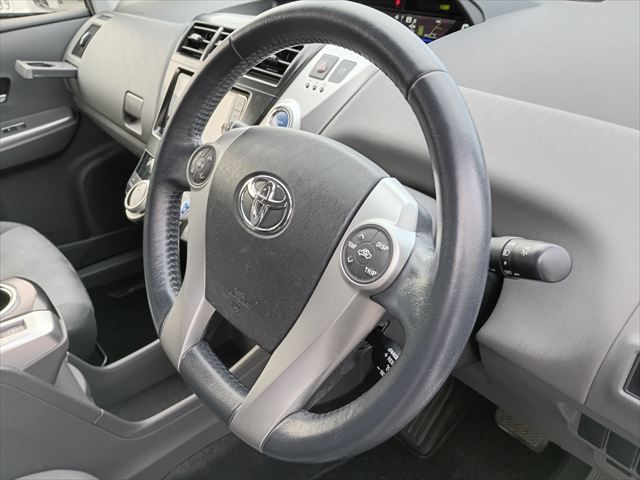 TOYOTA PRIUS ALPHA 2014 Image 31
