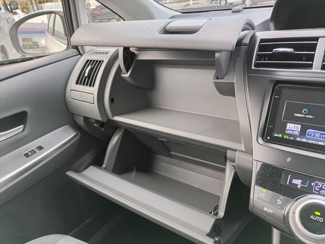 TOYOTA PRIUS ALPHA 2014 Image 31