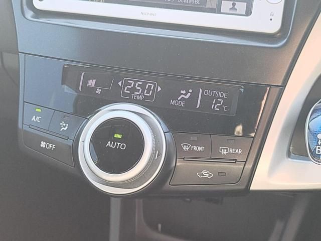 TOYOTA PRIUS ALPHA 2012 Image 31