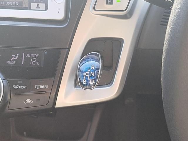 TOYOTA PRIUS ALPHA 2012 Image 31