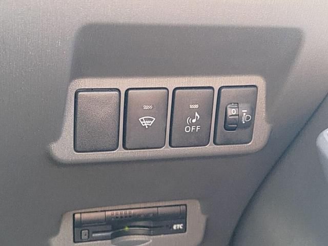 TOYOTA PRIUS ALPHA 2012 Image 31