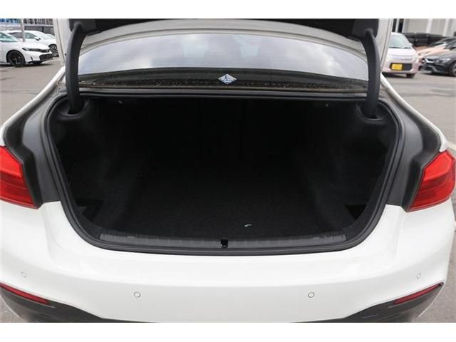 BMW 5SERIES SEDAN 2019 Image 31