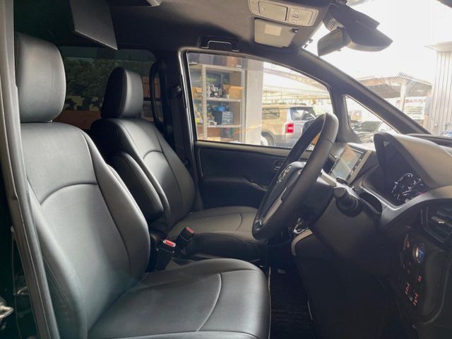 TOYOTA VOXY HYBRID 2018 Image 31