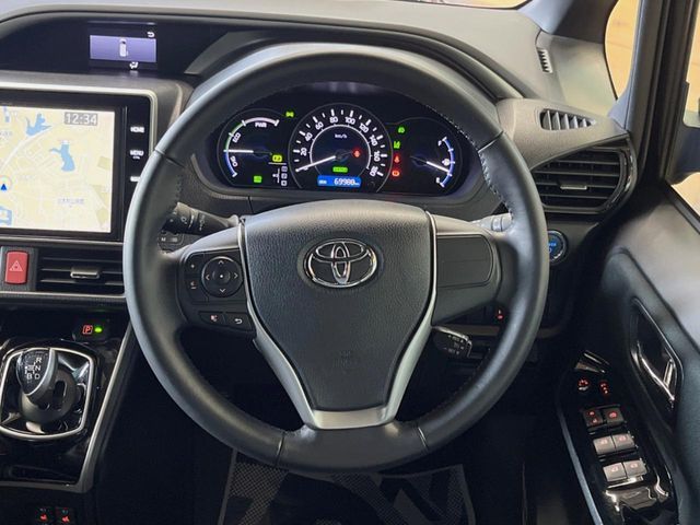 TOYOTA VOXY HYBRID 2018 Image 31