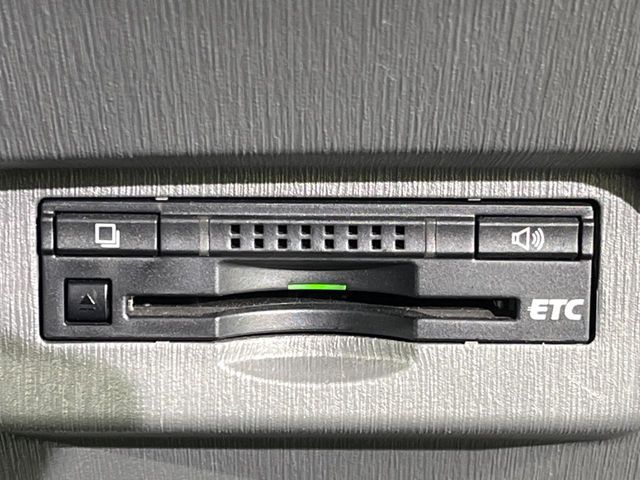 TOYOTA PRIUS ALPHA 2012 Image 31