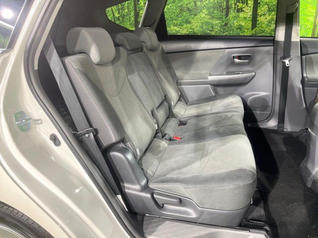 TOYOTA PRIUS ALPHA 2012 Image 31