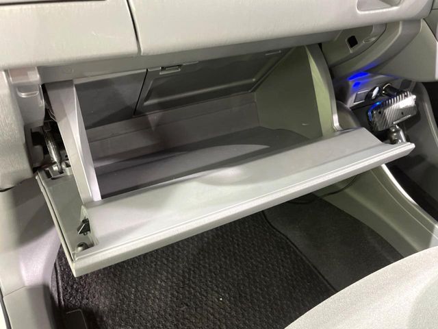 TOYOTA PRIUS ALPHA 2012 Image 31