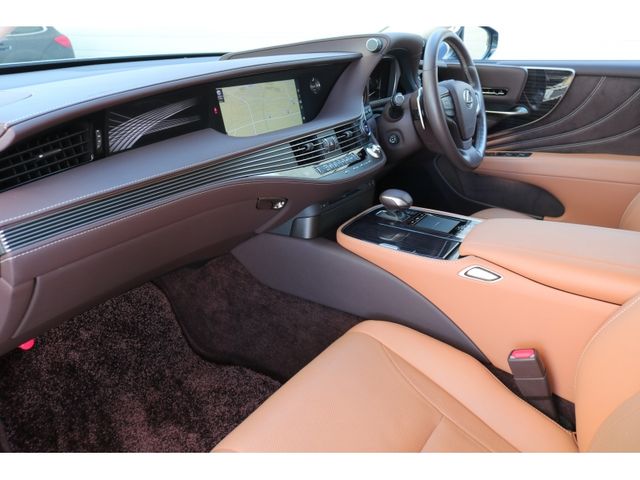 TOYOTA LEXUS LS500H 2017 Image 31