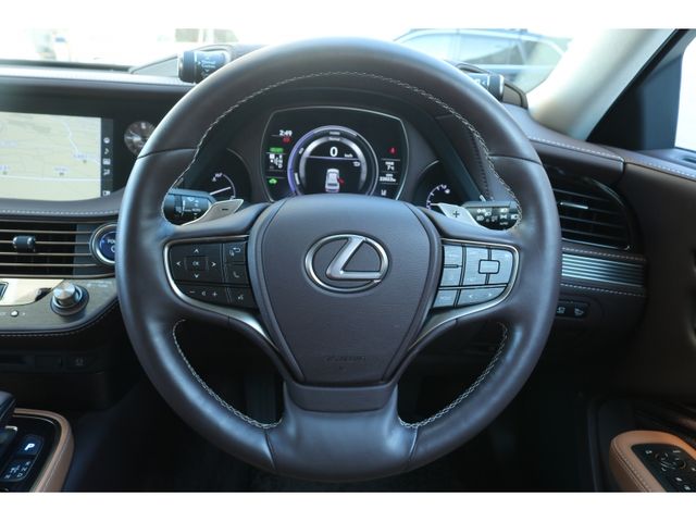 TOYOTA LEXUS LS500H 2017 Image 31