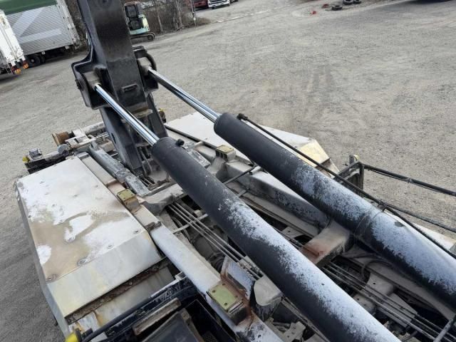 NISSAN DIESEL QUON 2013 Image 31