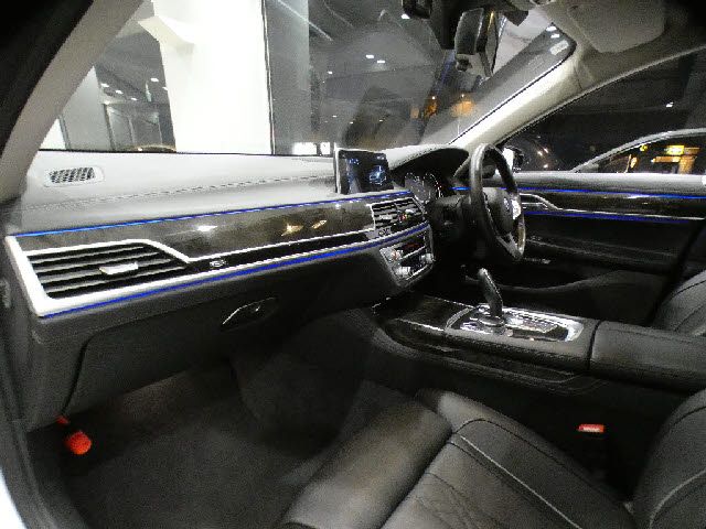 BMW 7SERIES 2016 Image 31