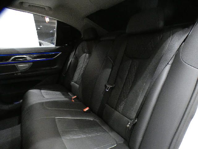 BMW 7SERIES 2016 Image 31