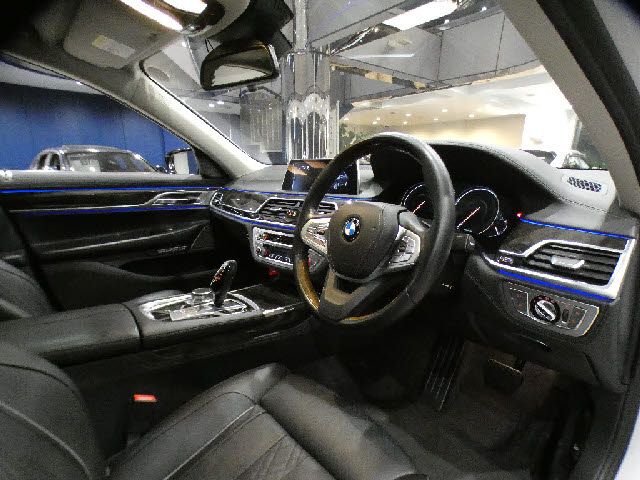 BMW 7SERIES 2016 Image 31