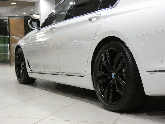 BMW 7SERIES 2016 Image 31