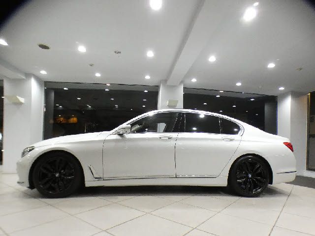 BMW 7SERIES 2016 Image 31