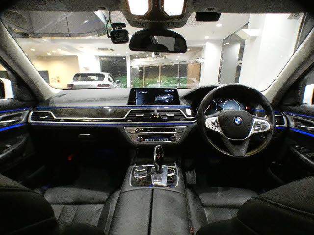 BMW 7SERIES 2016 Image 31