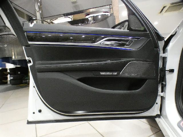BMW 7SERIES 2016 Image 31