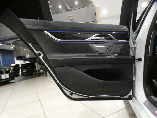 BMW 7SERIES 2016 Image 31