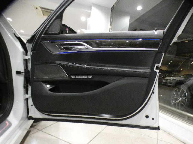BMW 7SERIES 2016 Image 31