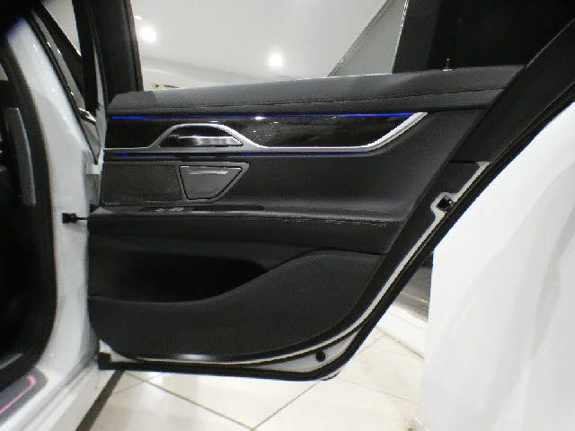 BMW 7SERIES 2016 Image 31
