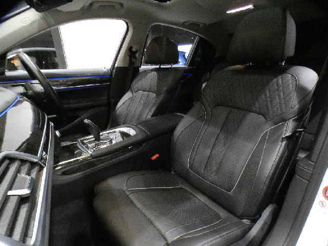 BMW 7SERIES 2016 Image 31