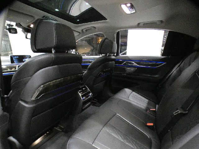 BMW 7SERIES 2016 Image 31